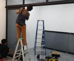 Kerja berkaitan pemasangan aluminium dan pintu glass