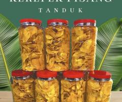 Menjual pelbagai jenis kerepek, keropok, kuih tradisional dan lain lain jenis kerepek