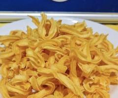 Menjual pelbagai jenis kerepek, keropok, kuih tradisional dan lain lain jenis kerepek