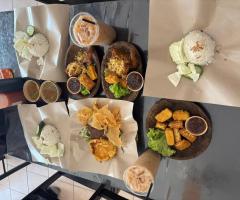 🌿 Suasana lesehan & meja tradisional — makan santai, rasa kampung, gaya moden.