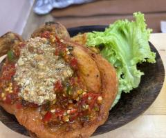 🌿 Suasana lesehan & meja tradisional — makan santai, rasa kampung, gaya moden.