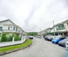 UNTUK DIJUAL RUMAH SEMI-D CLUSTER DUA TINGKAT : CORNER LOT BANDAR SAUJANA PUTRA